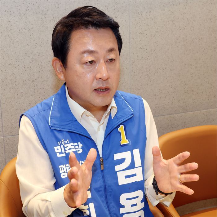 김용남 더불어민주당 경기 평택을 국회의원 후보가 19일 오전 경기도 평택 고덕동의 한 카페에서 데일리안과 인터뷰를 하고 있다. ⓒ데일리안 홍금표 기자