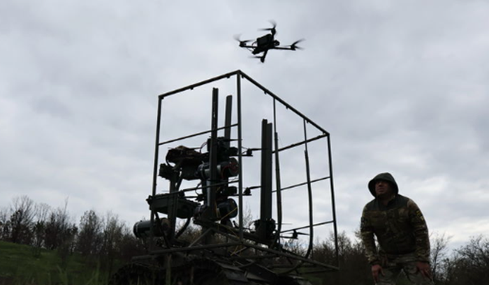 우크라이나 병사가 훈련 중 FPV 드론을 날리고 있다. ⓒAP/뉴시스