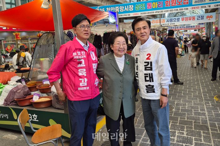 이명수 충남교육감 후보(왼쪽부터), 김을동 전 국회의원, 김태흠 국민의힘 충남도지사 후보. ⓒ데일리안 김주혜 기자