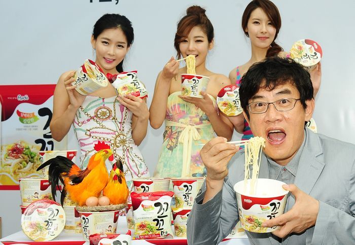 지난 2012년 7월 16일 오전 서울 종로구 청계광장에서 팔도와 꼬꼬면 개발자인 개그맨 이경규가 꼬꼬면으로 여름을 보내자는