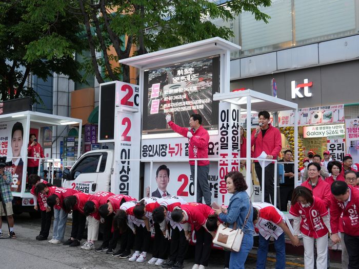 이상일 용인시장 후보가 지난 21일 오후 6시 수지구 로얄스포츠센터 앞에서 출정식을 갖고 선거 유세를 하고 있다. ⓒ캠프 제공