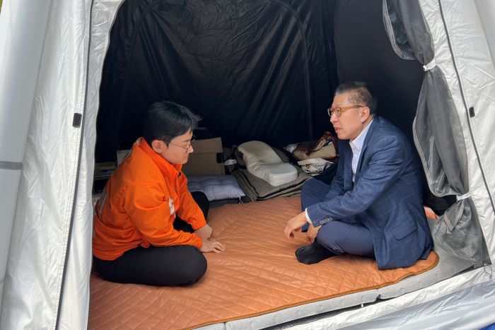 박형준 국민의힘 부산시장 후보(오른쪽)가 11일 부산 연제구 부산시청 앞에서 단식 농성 중인 정이한 개혁신당 부산시장 후보를 찾았다. ⓒ뉴시스