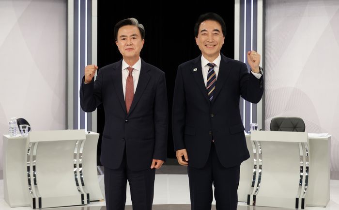 6·3 지방선거에 나선 더불어민주당 박수현 충남지사 후보(오른쪽)와 국민의힘 김태흠 충남지사 후보가 지난 17일 오후 대전 서구 만년동 KBS 대전방송총국에서 열린 후보 토론회에 참석하고 있다. ⓒ연합뉴스