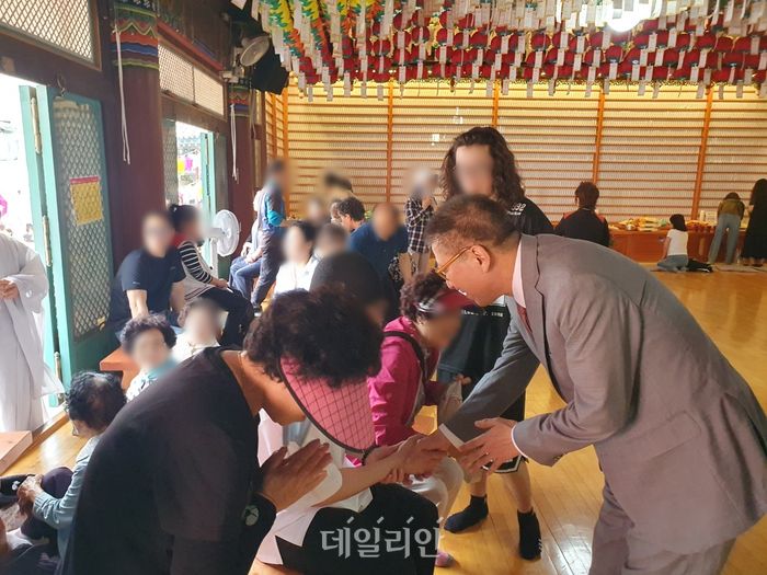 박형준 국민의힘 부산시장 후보가 24일 부산 연제구 혜원정사 대웅전에서 부산시민들과 인사를 나누고 있다. ⓒ데일리안 김민석 기자