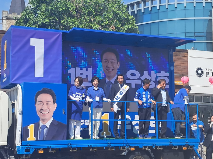 우상호 더불어민주당 강원특별자치도지사 후보가 25일 오전 철원 동송시장 입구에서 유세를 하고 있다. ⓒ데일리안 김은지 기자