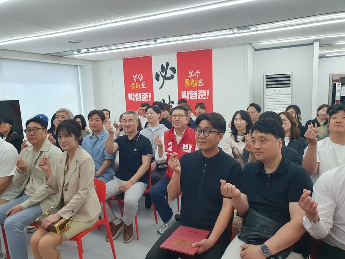 박형준 국민의힘 부산시장 후보가 10일 부산 부산진구에 위치한 선거 캠프에서 열린 부산스포츠클럽 학부모 지지선언에 참석한 학부모들과 사진촬영을 하고 있다. ⓒ데일리안 김민석 기자