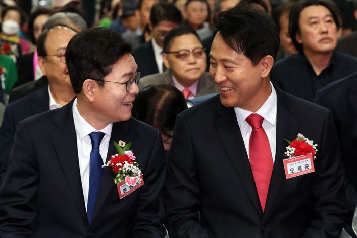 정원오 더불어민주당 서울시장 후보와 오세훈 국민의힘 서울시장 후보가 지난 6일 서울 중구 장충체육관에서 열린 2026 서울시 어버이날 기념식에서 미소짓고 있다. ⓒ뉴시스