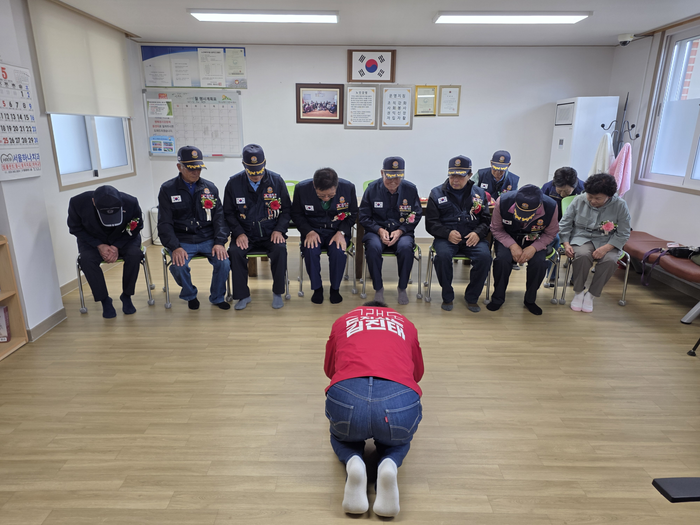 김진태 국민의힘 강원특별자치도지사 예비후보가 8일 어버이날을 맞아 횡성군 안흥면을 방문해 참전유공자들을 만나고 있다. ⓒ김진태 캠프
