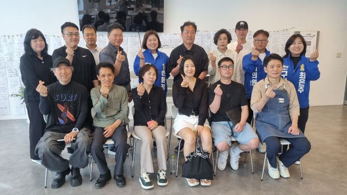 더불어민주당 손화정 영종구청장 후보가 구읍뱃터 원도심 상권활성화를 위한 지역 상인 간담회를 열고 사진촬영을 하고 있다. ⓒ 손화정 캠프 제공