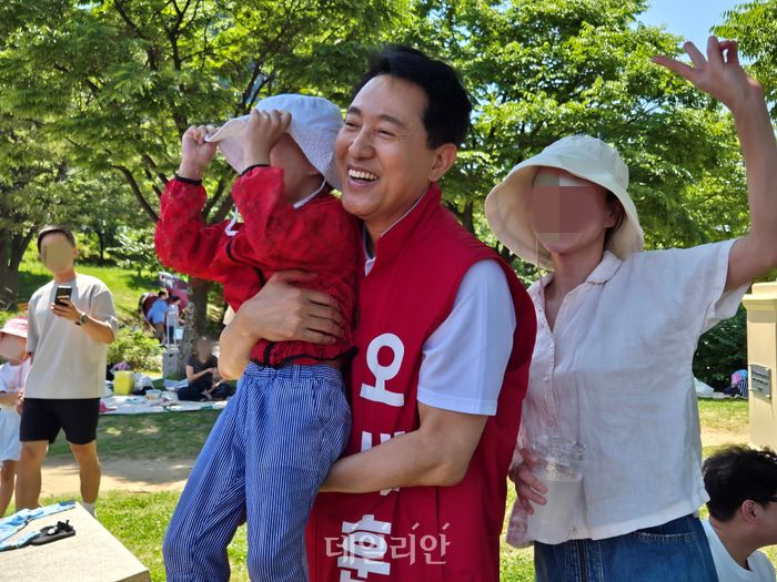 오세훈 국민의힘 서울시장 후보가 30일 여의도 한강공원을 찾아 시민과 사진 촬영을 하고 있다. ⓒ데일리안 김주훈 기자