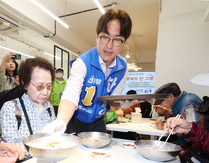 제9회 전국동시지방선거 및 국회의원 재·보궐선거의 공식 선거운동이 시작된 21일 하정우 더불어민주당 부산 북구갑 국회의원 보궐선거 후보가 부산 북구 남산정복지관에서 열린 콩국수 나눔행사에서 콩국수를 나르고 있다. ⓒ뉴시스