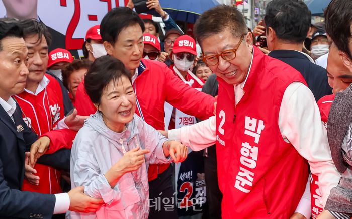 박근혜 전 대통령, 박형준 국민의힘 부산시장 후보, 박민식 국민의힘 부산 북구갑 후보가 27일 부산 기장시장을 방문해 지지를 호소하고 있다.ⓒ데일리안 방규현 기자