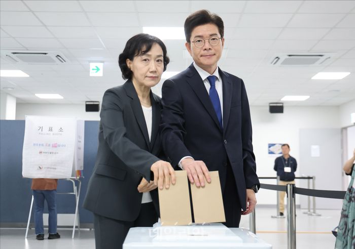 정원오 더불어민주당 서울시장 후보와 배우자 문혜정 씨가 제9회 전국동시지방선거 사전투표 첫 날인 29일 오전 서울 중구 소공동행정복합청사에 마련된 사전투표소에서 투표하고 있다. ⓒ데일리안 홍금표 기자