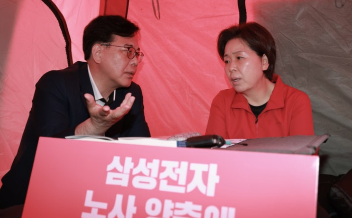 국민의힘 공동선대위원장인 송언석 원내대표가 20일 경기도 삼성전자 평택캠퍼스 입구에서 삼성전자 노사 대타협을 촉구하며 단식하는 양향자 국민의힘 경기도지사 후보를 만나 대화하고 있다. ⓒ연합뉴스