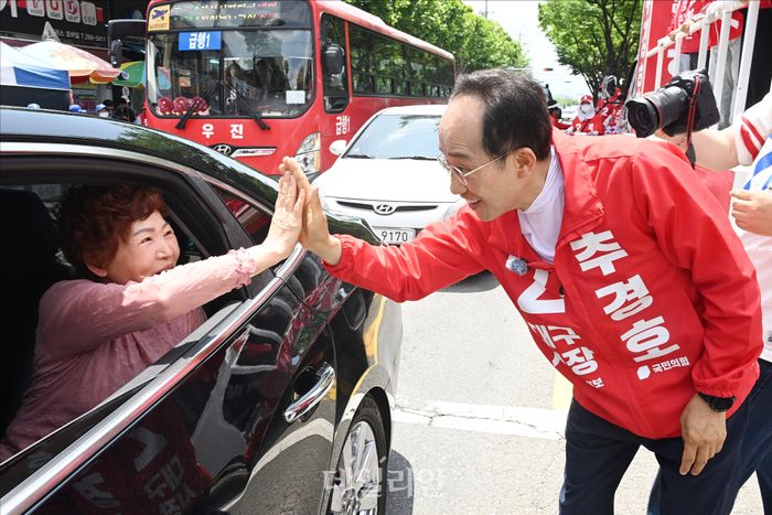 추경호 국민의힘 대구시장 후보가 25일 대구 동구 불로전통시장에서 열린 선거 유세에서 지지를 호소하고 있다. ⓒ데일리안 홍금표 기자