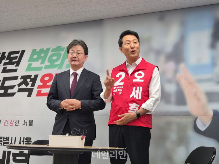 오세훈 국민의힘 서울시장 후보가 14일 서울 종로구 선거캠프 사무실에서 유승민 전 의원을 접견하고 있다. ⓒ데일리안 김주훈 기자