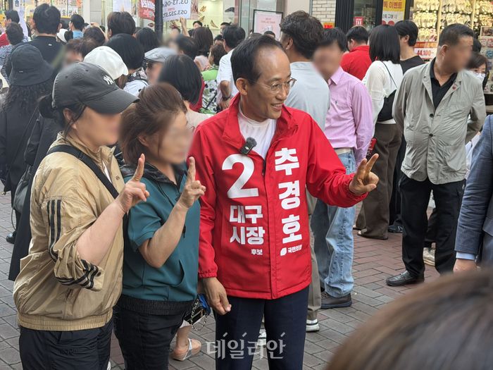 추경호 국민의힘 대구시장 후보가 30일 오후 대구 중구 동성로에서 시민들에게 인사를 하고 있다. ⓒ 데일리안 김수현 기자