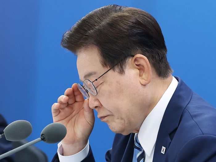 이재명 대통령이 27일 부산 해운대구에서 열린 제48차 유네스코 세계유산위원회 개최 준비 현황 보고회에서 자료를 살펴보고 있다. ⓒ 뉴시스