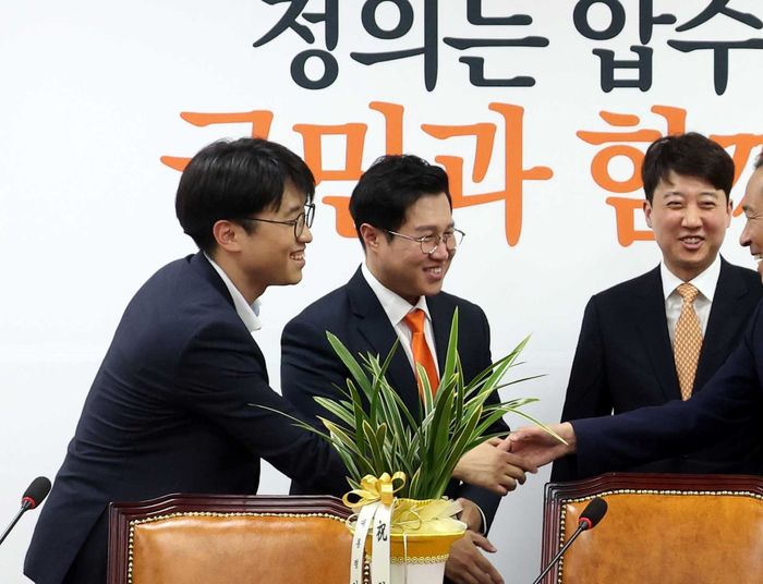 2025년 8월 4일 오후 서울 여의도 국회에서 김성열 최고위원(가운데)가 이준석 대표, 주이삭 최고위원 등과 함께 악수하고 있다. ⓒ 뉴시스
