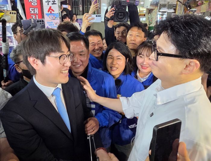 6·3 지방선거와 함께 치러지는 부산 북갑 보궐선거에 출마하는 하정우 전 청와대 AI 수석과 한동훈 전 국민의힘 대표가 4월 29일 오후 부산 북구 구포시장에서 유세를 펼치던 중 만나 인사하고 있다. ⓒ연합뉴스