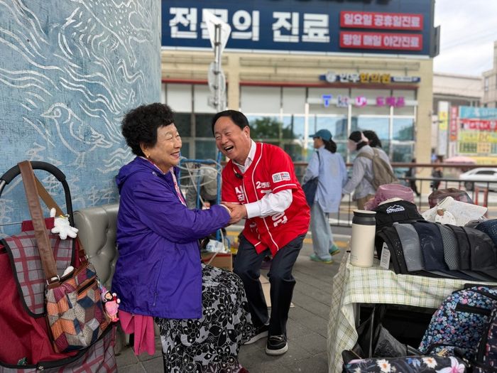 주광덕 남양주시장 후보가 마석 5일장을 누비며 상인들에게 한 표를 호소하고 있다. ⓒ