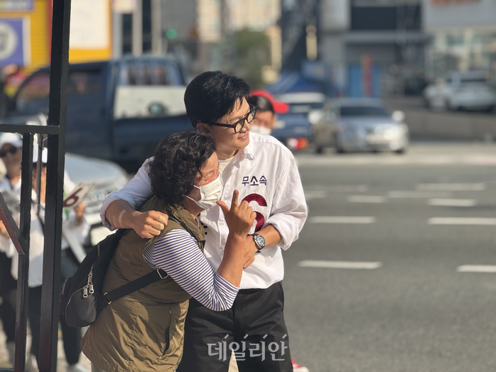 한동훈 후보는 29일 부산 북구 남산정역 인근에서 시민과 사진촬영을 진행하고 있다. ⓒ데일리안 오수진 기자