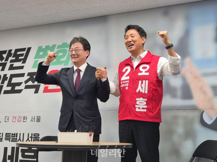 오세훈 국민의힘 서울시장 후보가 14일 서울 종로구 선거캠프 사무실에서 유승민 전 의원을 접견하고 있다. ⓒ데일리안 김주훈 기자