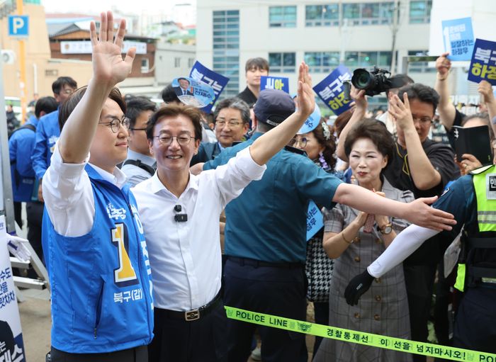 더불어민주당 전재수 부산시장 후보와 하정우 북갑 국회의원 보궐선거 후보가 23일 오후 부산 북구 구포시장 쌈지공원에서 합동유세를 하고 있다. ⓒ연합뉴스