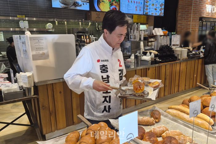 김태흠 국민의힘 충남도지사 후보가 30일 신정호에 위치한 한 베이커리 매장에서 빵을 고르고 있다. ⓒ데일리안 김주혜 기자