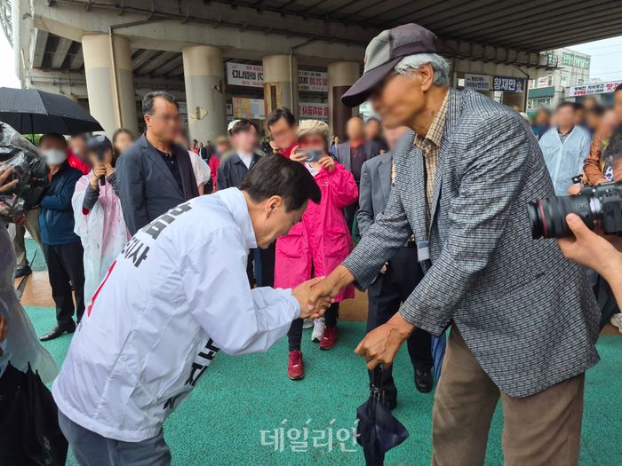 김태흠 국민의힘 충남도지사 후보가 21일 아산시 온양온천역 광장에서 열린 