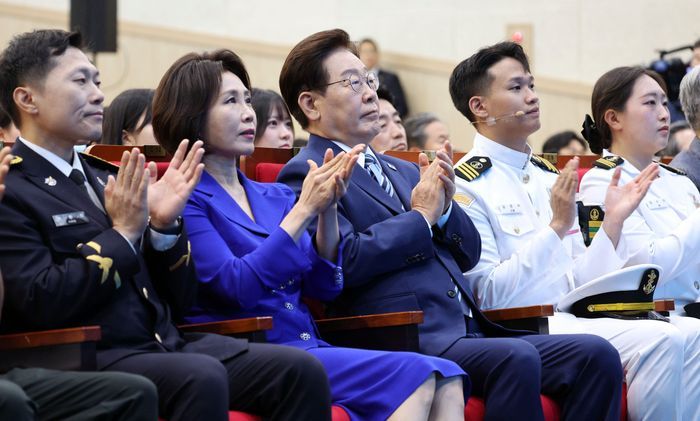 이재명 대통령과 김혜경 여사가 지난 27일 부산 영도구에서 열린 제31회 바다의 날 기념식에서 참석자들과 박수를 치고 있다. ⓒ뉴시스