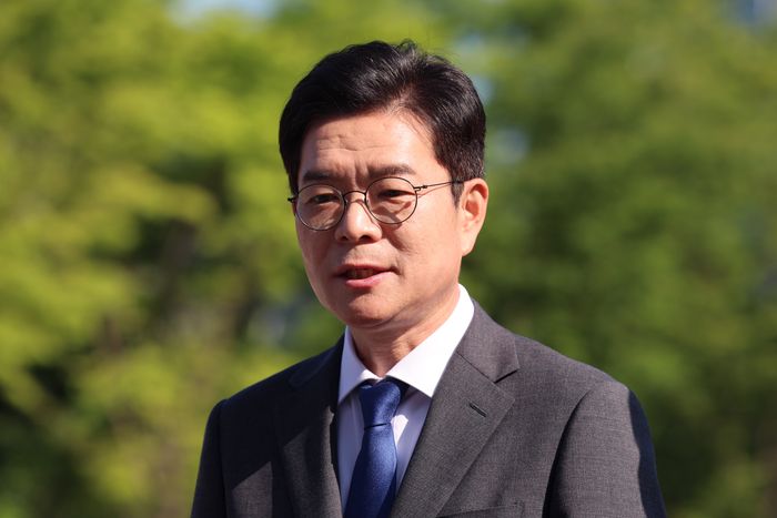 정원오 더불어민주당 서울시장 후보가 13일 오전 서울 중구 서울광장에서 열린 서울-충북 상생 협약식에서 취재진 질문에 답하고 있다. ⓒ뉴시스