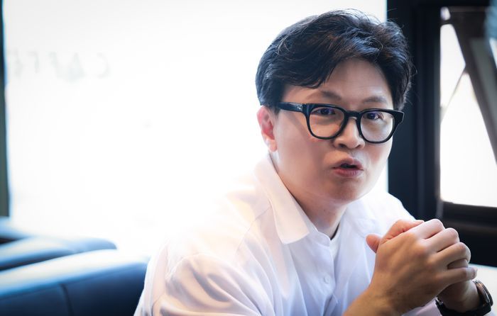 부산 북구갑 국회의원 보궐선거 출마를 공식화한 한동훈 전 국민의힘 대표가 4월 25일 부산 북구 한 카페에서 데일리안과 인터뷰를 갖고 있다. ⓒ데일리안 방규현 기자