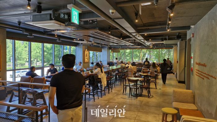 스타벅스 코리아의 5.18 민주화운동 폄훼 마케팅 논란이 불거진 지 닷새 째인 22일. 서울 영등포구 국회의사당 일대의 한 스타벅스 매장에 손님들이 앉아 있다. ⓒ데일리안 김찬주 기자