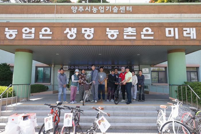 양주시 농업정책과 직원이 외국인 계절근로자 이동 지원사업 신청자들과 함께 기념사진을 찍고 있다.ⓒ양주시 제공