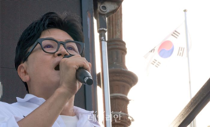 한동훈 무소속 부산 북구갑 후보가 25일 부산 고려당제과 삼거리에서 유세 차량에 올라 지지호소하고 있다. ⓒ데일리안 방규현 기자