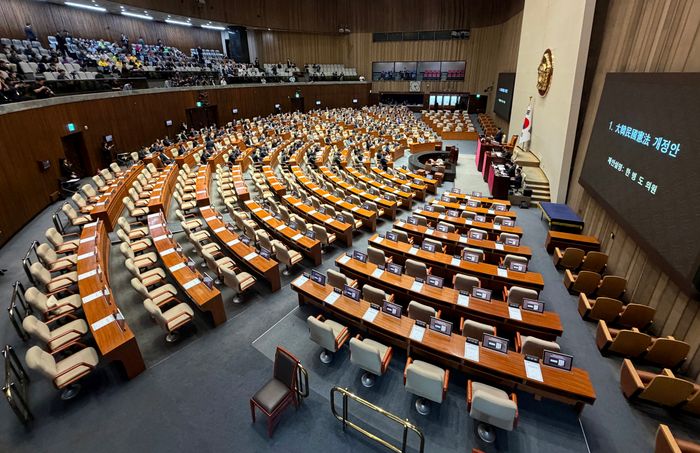 7일 오후 서울 여의도 국회에서 열린 제435회국회(임시회) 제1차 본회의에서 대한민국헌법 개정안이 상정되어있다. 국민의힘은 개헌 반대를 당론으로 정하고 본회의장에 들어오지 않았다. ⓒ뉴시스