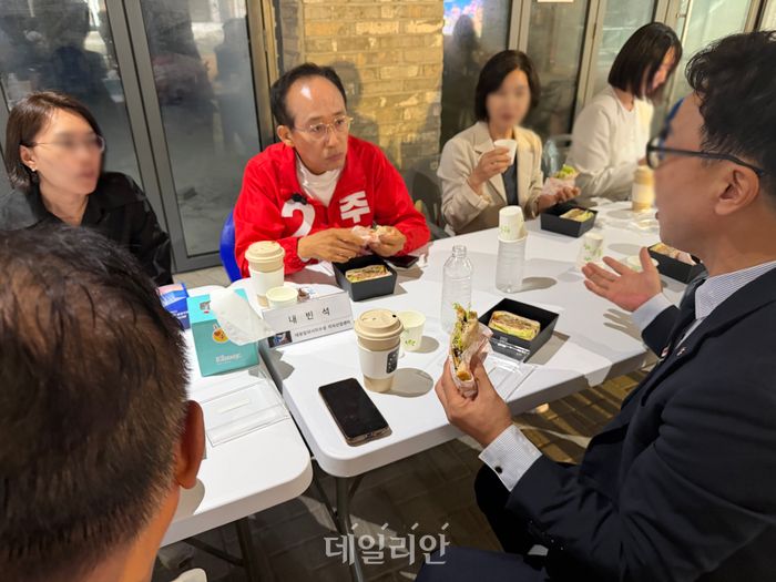 추 후보는 현장 인력과 만나 