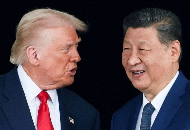 지난해 10월 30일 경주에서 열린 아시아태평양경제협력체(APEC) 정상회의를 계기로 부산 김해국제공항에서 양자 회담을 가진 도널드 트럼프(왼쪽) 미국 대통령과 시진핑 중국 국가주석이 회담 후 퇴장하며 대화를 하고 있다. ⓒ 로이터/연합뉴스