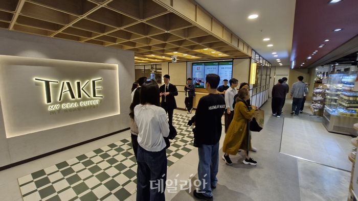6일 점심시간이 시작되기 전 오전 11시30분께 서울 종로구 테이크 종각점 입구에서 고객들이 입장을 위해 대기하고 있다. ⓒ데일리안 김찬주 기자