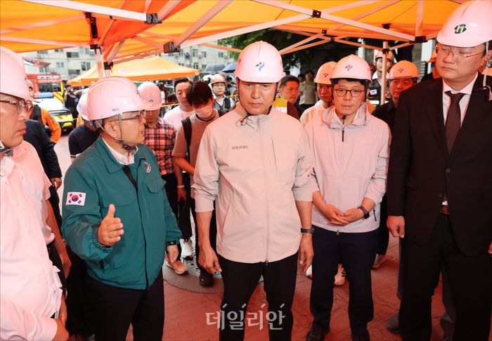 오세훈 국민의힘 서울시장 후보가 26일 오후 서울 서대문구 서소문 고가차도 철거 현장에서 구조물 붕괴 사고 관련 브리핑을 듣고 있다. ⓒ데일리안 홍금표 기자