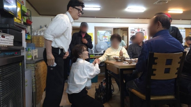 한동훈 부산 북갑 무소속 후보가 최근 아내 진은정 변호사와 함께 지역 주민들을 만났다. ⓒ한동훈 페이스북