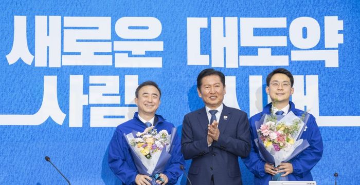 6·3 재보선에서 더불어민주당 후보로 전북 군산·김제·부안을 선거구에 출마할 것으로 예상되는 박지원 최고위원(오른쪽)과 광주광역시 광산을 선거구에 공천이 유력한 임문영 AI전략위원회 상근부위원장(왼쪽)이 6일 국회에서 열린 더불어민주당 인재 영입식에서 정청래 대표와 기념 촬영하고 있다.ⓒ연합뉴스