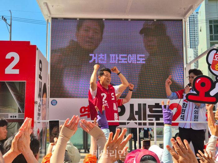 오세훈 국민의힘 서울시장 후보가 30일 구로구 개봉역 인근에서 유세를 하고 있다. ⓒ데일리안 김주훈 기자