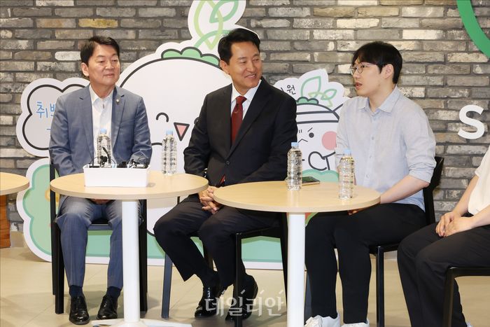 국민의힘 오세훈 서울시장 후보와 안철수 의원이 18일 서울 영등포구 서울 청년취업사관학교 영등포캠퍼스에서 청년들과 간담회를 하며 이야기를 듣고 있다. ⓒ데일리안 홍금표 기자