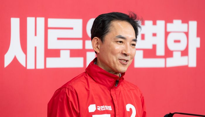 박민식 전 국가보훈부 장관이 1일 서울 여의도 국민의힘 중앙당사에서 6·3 재보선 부산 북갑 선거구 공천 면접을 마친 뒤 취재진 질문에 답하고 있다. ⓒ연합뉴스