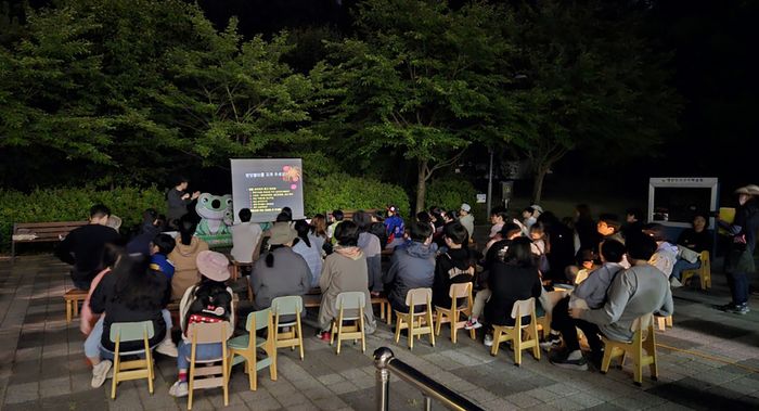 지난해 6월 분당구 야탑동 맹산 일대에서 진행된 파파리반딧불이 탐사 프로그램에서 참가자들이 전문가 이론교육을 듣고 있는 모습.ⓒ성남시 제공