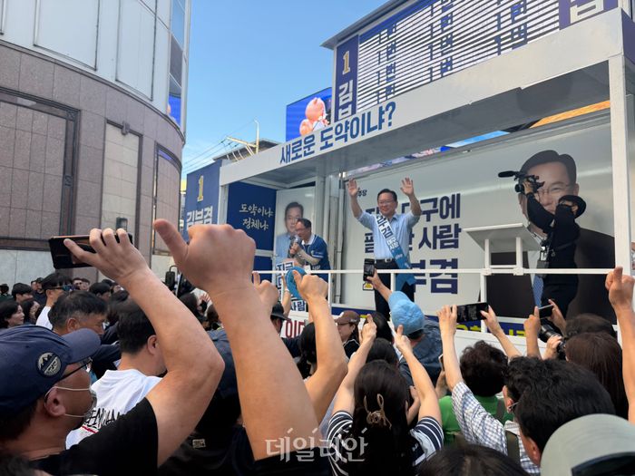 김부겸 더불어민주당 대구시장 후보가 30일 오후 대구 중구 동성로 아트스퀘어에서 시민들에게 인사를 하고 있다. ⓒ 데일리안 김수현 기자
