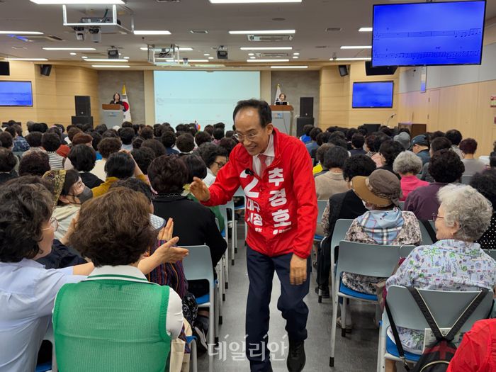 추경호 국민의힘 대구시장 후보가 14일 오후 대구 수성구청 노래교실에 참석해 어르신들과 인사를 하고 있다. ⓒ 데일리안 김수현 기자