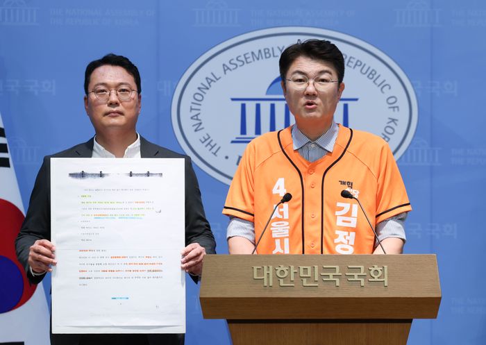 김정철(오른쪽) 개혁신당 서울시장 후보가 19일 서울 여의도 국회 소통관에서 열린 정원오 후보 폭행 판결문 누락 부분 입수 분석 기자회견에서 발언하고 있다. ⓒ뉴시스